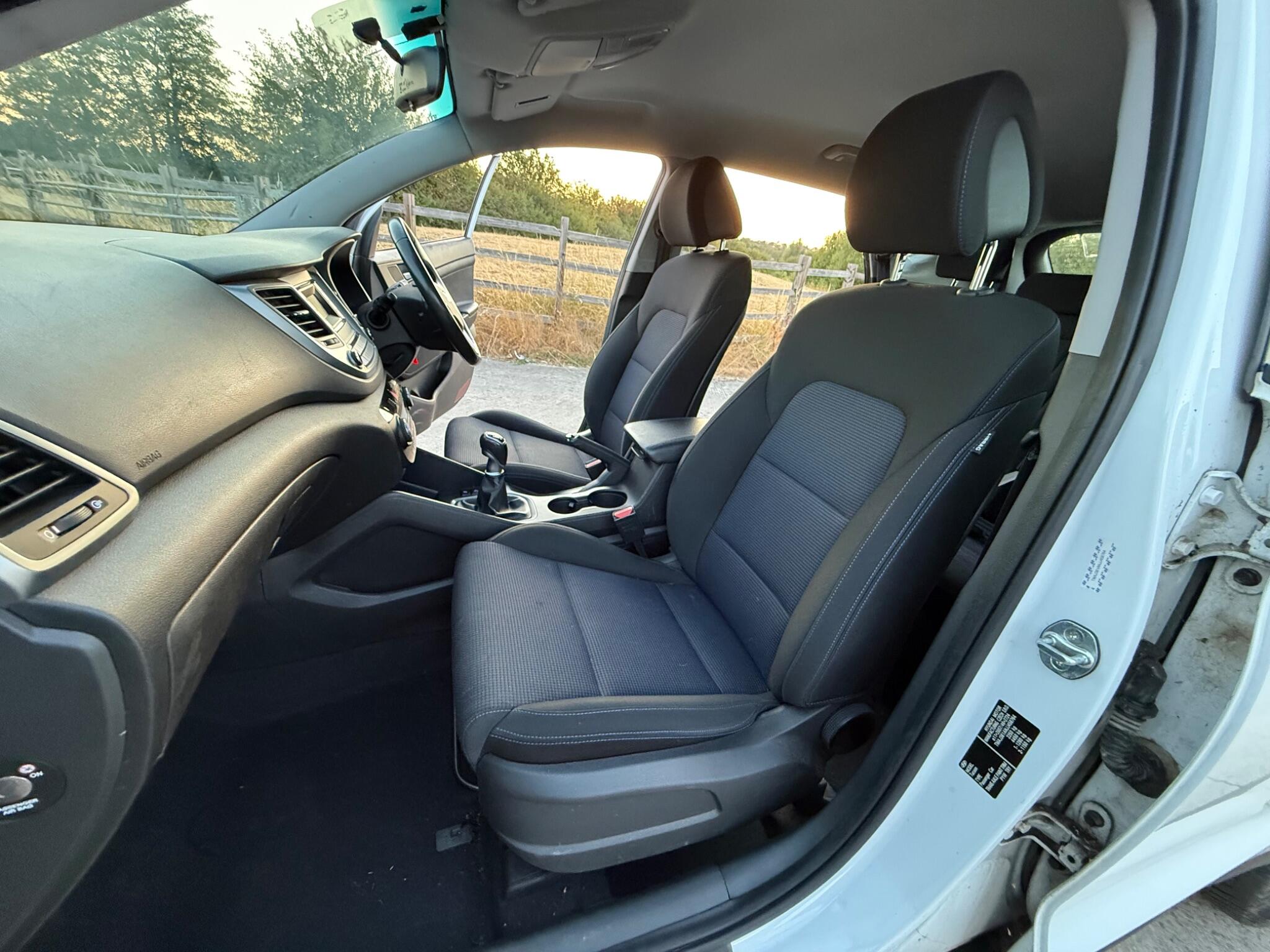 Hyundai TUCSON 2.0 CRDi Premium SE 4WD Euro 6 5dr — photo 101 of 102